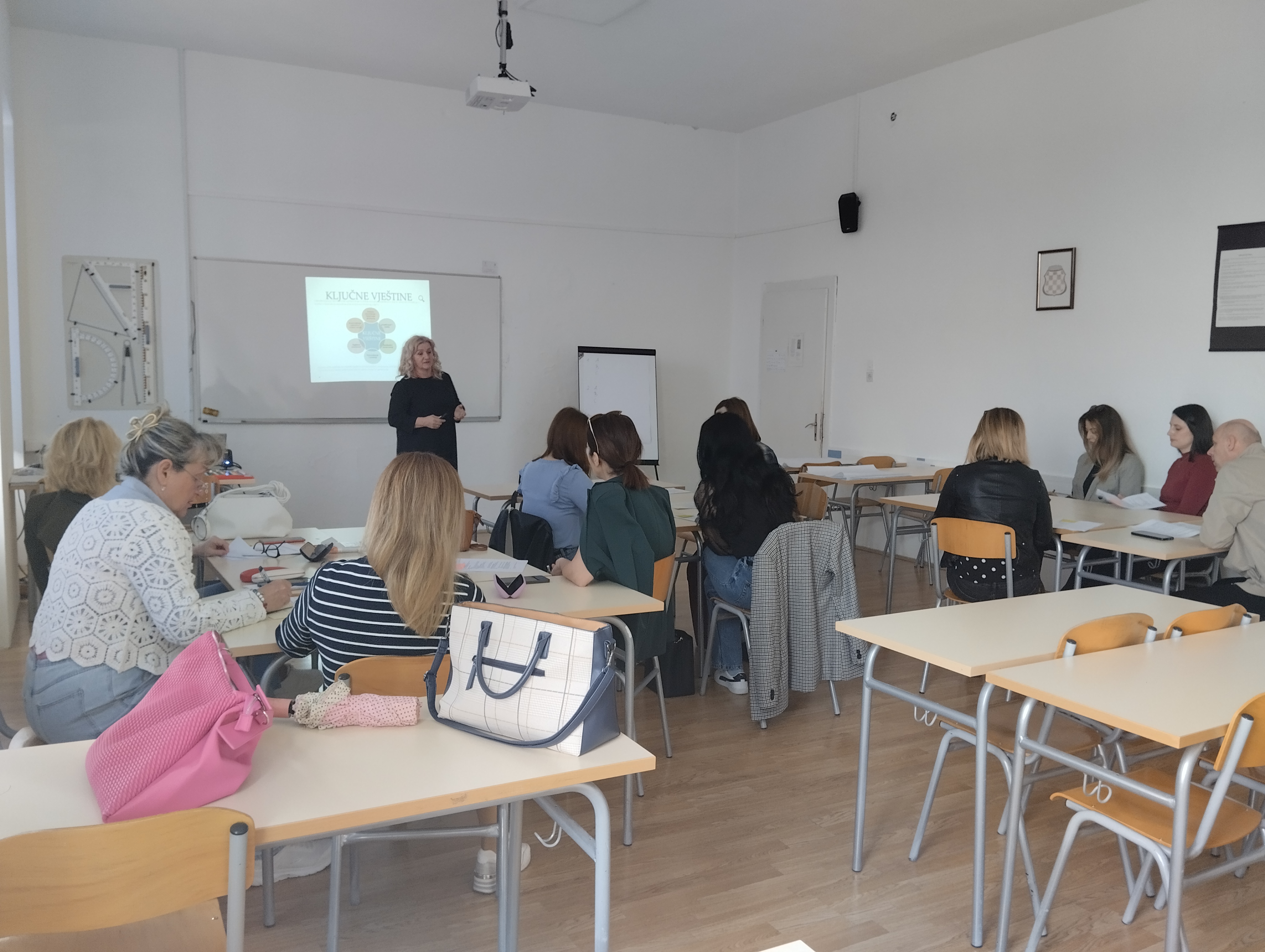 U Livnu održana edukacija „Alati i strategije kritičkog razmišljanja i rješavanja problema“